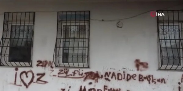 Şaşkına Çeviren Yazı! Bağımlılardan Bıktı Camına Astı